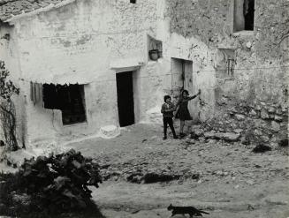 Niñas jugando en pueblo rural