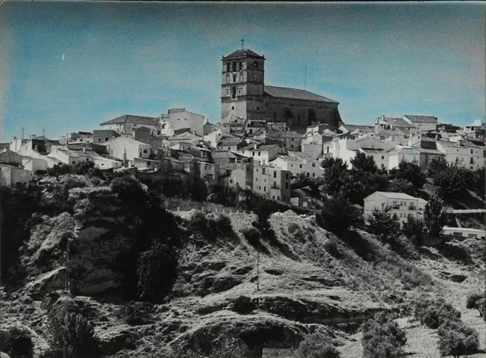 Vista de pueblo con iglesia