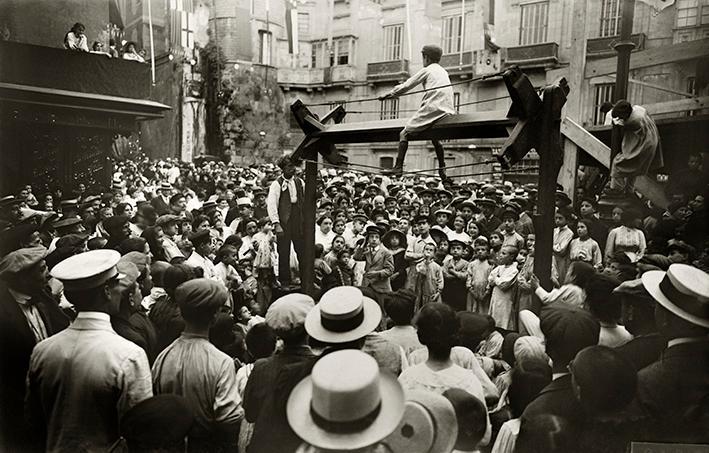 Juego de la cucaña en la plaza Nueva