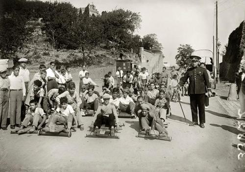 Carrera de patinetes en el barrio del Carmelo