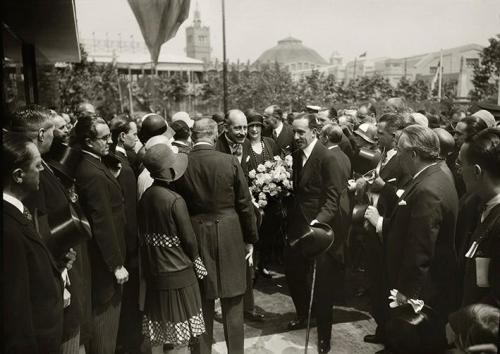 El rey Alfonso XIII y el conde de Welczeck, embajador de Alemania en España, en la inauguración del Pabellón de Alemania en la Exposición Internacional de Barcelona