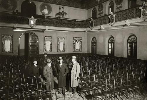 Jaume Aiguader, alcalde de Barcelona, acompañado de Jaume Serra i Hunter y Pere Comas, visitan uno de los tres colegios incautados a los Padres Jesuitas