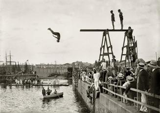 Concurso de natación organizado por el Club Natación Barcelona y el Brussels Swimming and Water Polo Club. Puerto de Barcelona