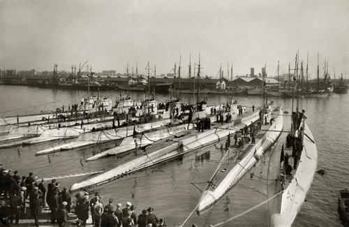 Submarinos de la Armada Española de las series B y C provedentes de las maniobras navales en Mallorca. Puerto de Barcelona