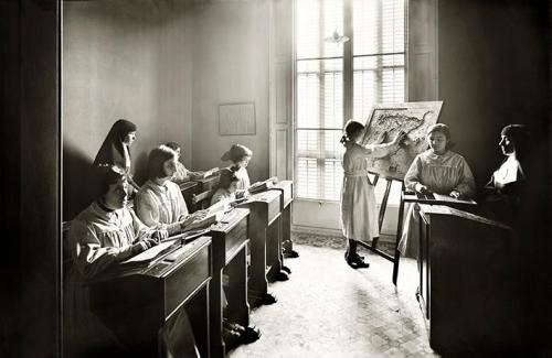 Clase de geografía para niñas ciegas del Instituto Educativo de Sordomudas y Ciegas