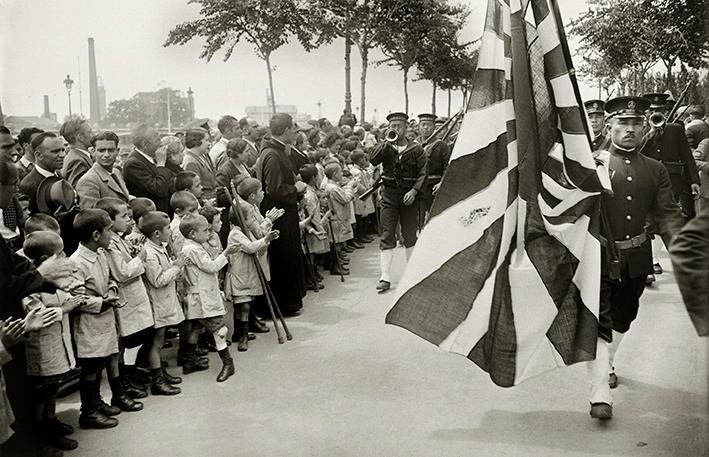 Desfile de los marinos japoneses llegados a la ciudad a bordo de los buques de guerra Asama y Wate