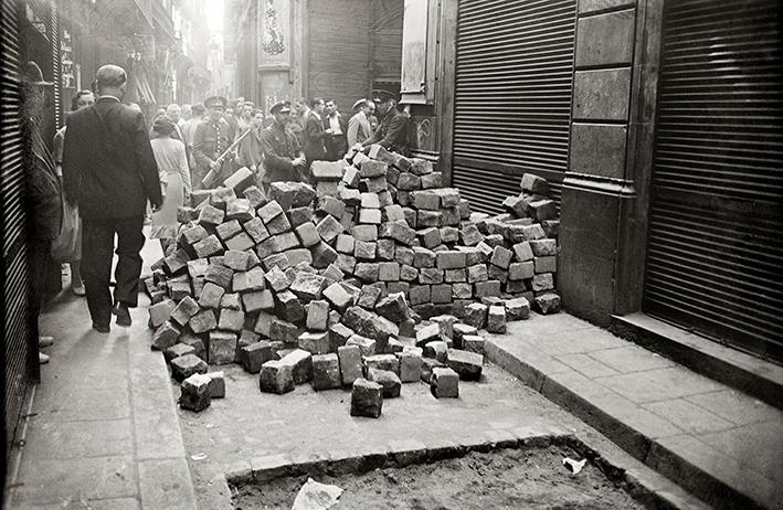 Barricada levantada durante la revolución del 6 de octubre de 1934