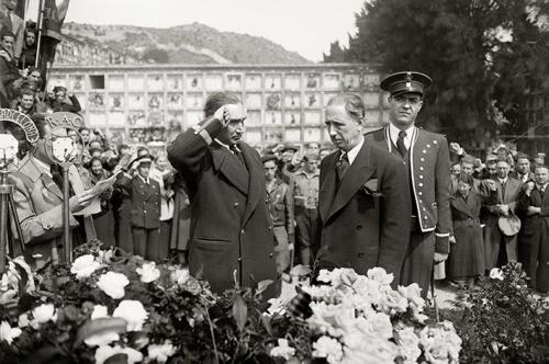 Lluís Companys, presidente de la Generalitat de Catalunya, ante la tumba de Francesc Macià con motivo del sexto aniversario de la proclamación de la II República