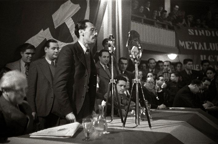 Antoni Maria Sbert, consejero de Cultura de la Generalitat de Catalunya, en el mitin celebrado en homenaje a la URSS en el teatro Gran Price