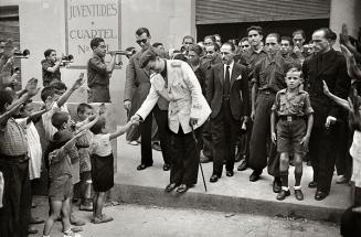 Antonio F. Correa Véglison, gobernador civil de Barcelona y jefe provincial del Movimiento, en la fiesta mayor del barrio de Collblanc