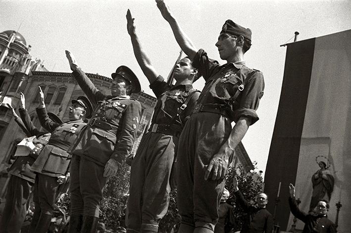 Luis Orgaz, capitán general de Cataluña, con los condecorados con una medalla militar en la ceremonia de bendición de la bandera del Tercio de Nuestra Señora de Montserrat