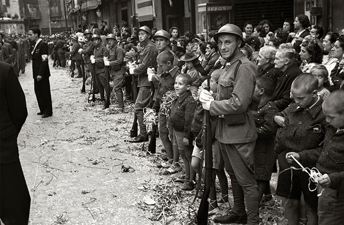 Niños de una organización benéfica en la procesión del Corpus Christi