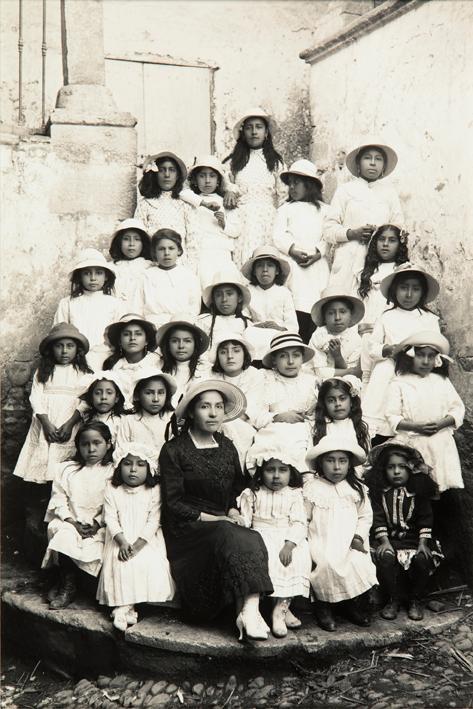 Retrato de mujer con niñas