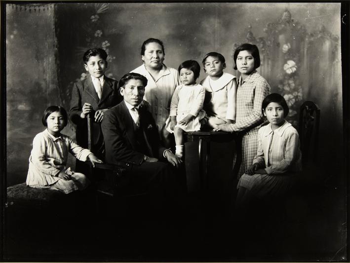 Martín Chambi y familia en el estudio