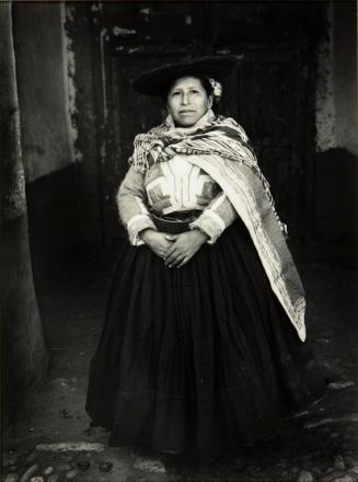 Retrato de mujer en traje típico peruano