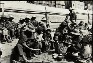 Campesinos comiendo en la calle