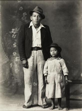 Retrato de hombre con niño en el estudio