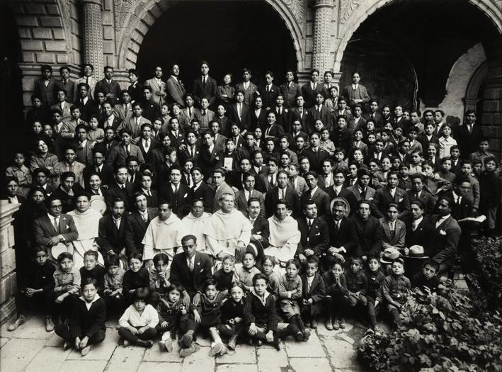 Retrato de hombres, niños y curas en colegio religioso