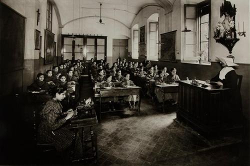 Niñas en clase en la Casa Provincial de la Caridad