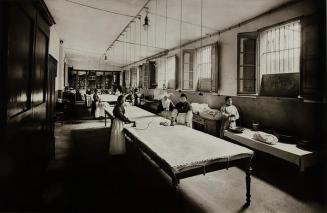 Mujeres en la sala de plancha de la Casa Provincial de la Caridad