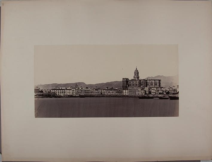 Málaga. El muelle y la Catedral desde el mar