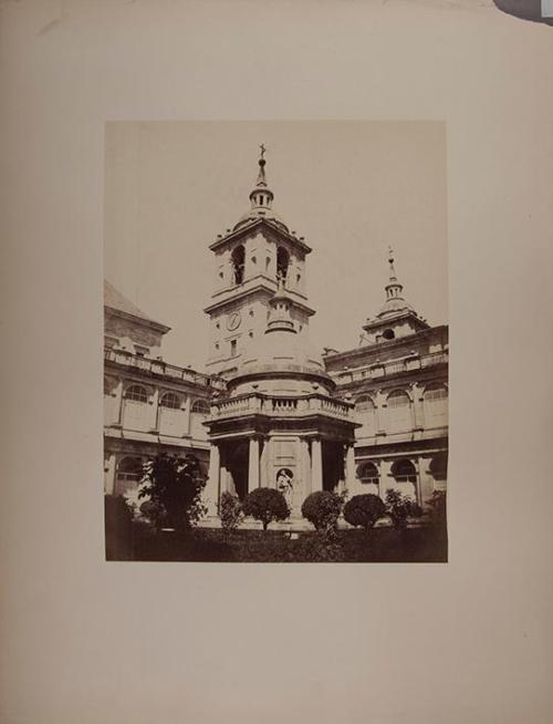 El Escorial. Patio y templete de los evangelistas