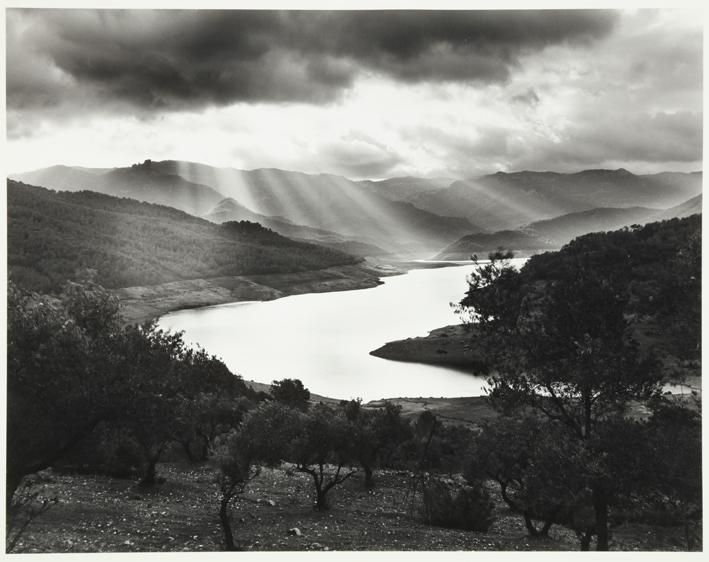 Paisaje de río y montañas