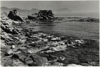 Vista del mar y la orilla rocosa