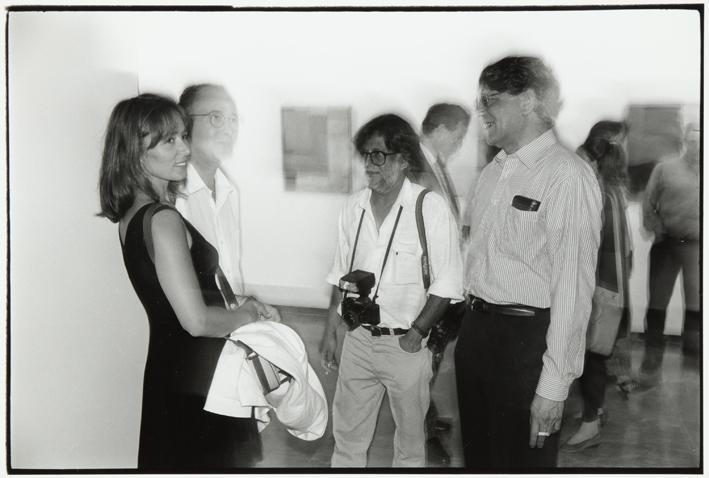 Grupo de personas conversando en una exposición