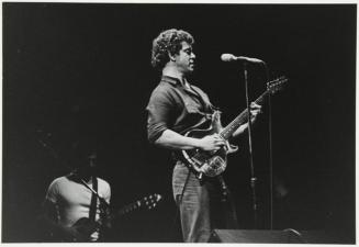 Guitarrista y cantante durante un concierto