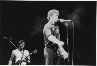 Guitarrista y cantante durante un concierto