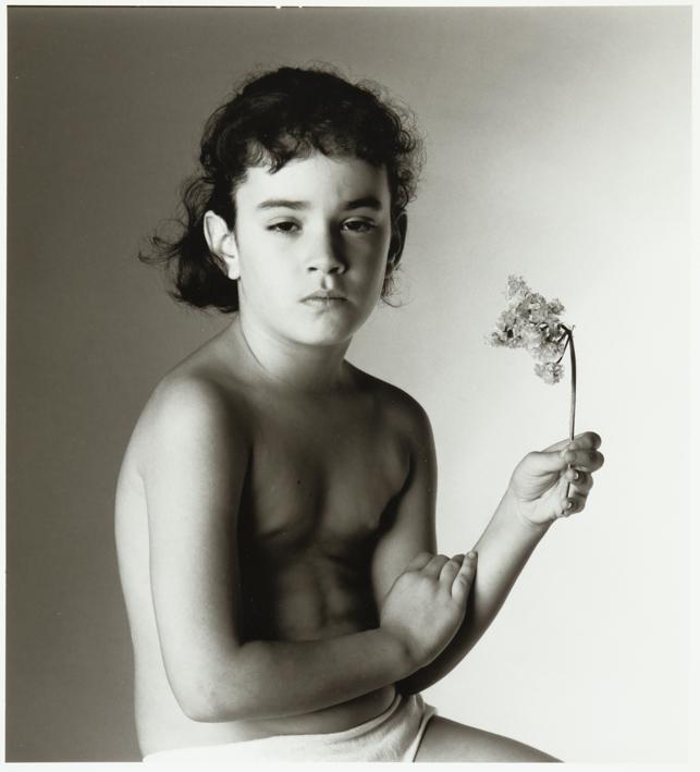 Retrato de niña con una flor