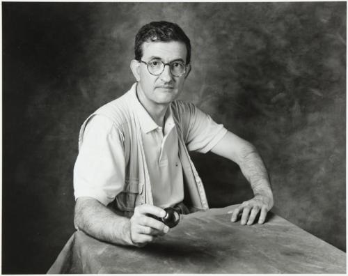 Retrato de hombre con gafas y una esfera en la mano