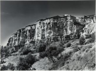 Población sobre montaña rocosa