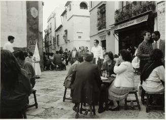 Grupo de personas sentadas en la terraza del bar-café Román