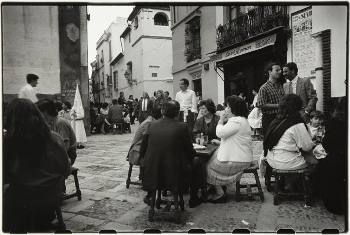 Grupo de personas sentadas en la terraza del bar-café Casa Román