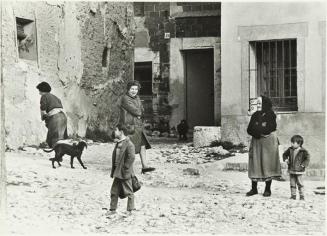 Grupo de mujeres mayores, niños y perro en la calle