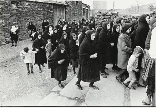 Grupo de personas en una procesión