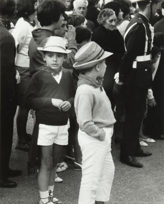 Dos niños entre el público en San Fermín, Pamplona