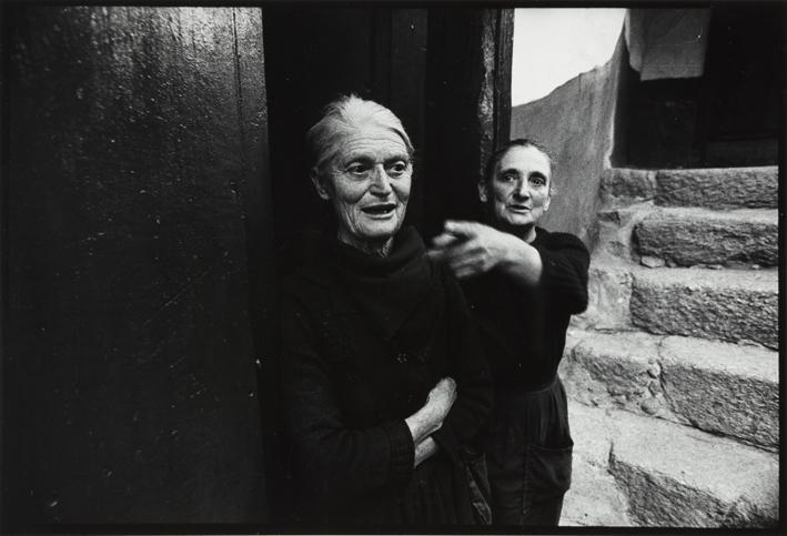 Dos mujeres en la puerta de una casa