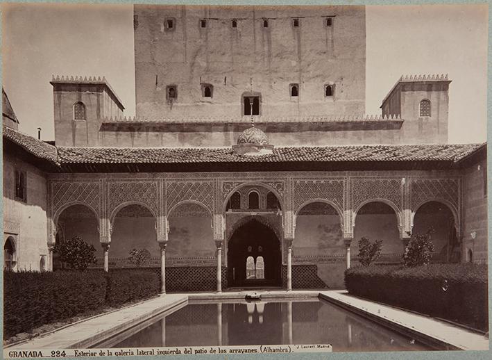 Granada. Exterior de la galería izquierda del patio de los arrayanes (Alhambra)