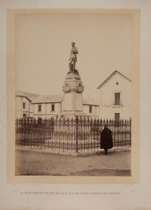 Monumento del rey en la plaza del nuevo pueblo de Alhama