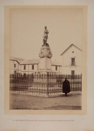 Monumento del rey en la plaza del nuevo pueblo de Alhama