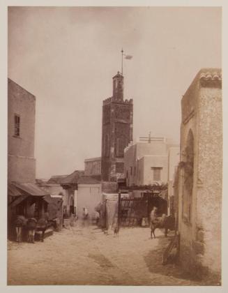 Marruecos. Calle con minarete al fondo