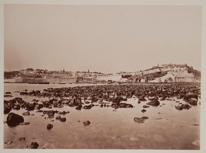 Vista de población, tomada desde el mar