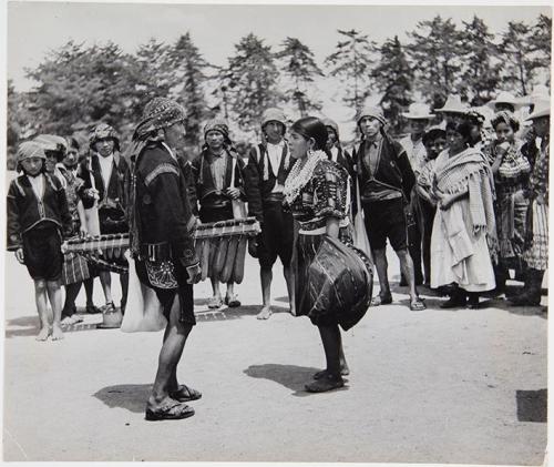 Indios danzando