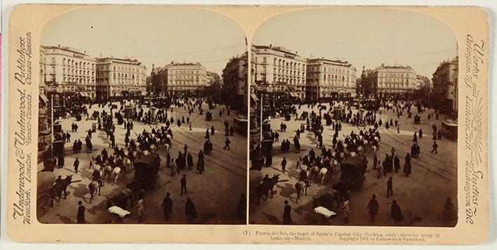 Puerta del Sol, el centro de la capital de España, mostrando un escuadrón de lanceros, Madrid