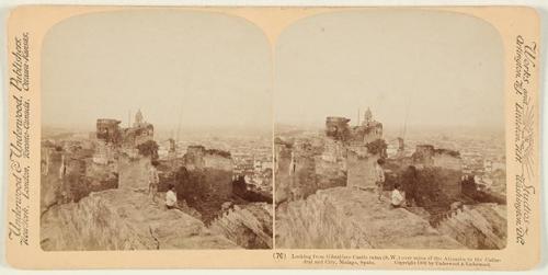 Vista desde las ruinas del Castillo de Gibralfaro sobre ruinas de de la Alcazaba hacia la Catedral y Ciudad de Málaga