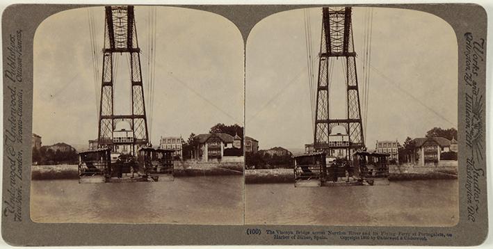 El puente de Vizcaya a través del Río Nervión y su barco aéreo, en Portugalete, en el puerto de Bilbao 