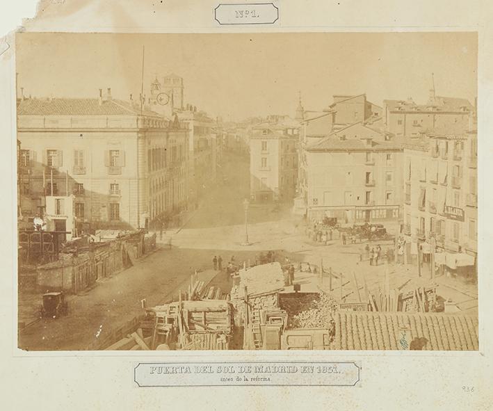 Nº 1. Puerta del Sol de Madrid en 1857, antes de la reforma